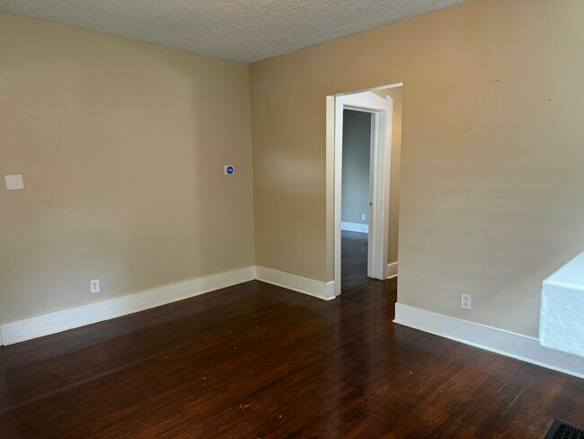 Foto del edificio - 1846 Tyler Pkwy