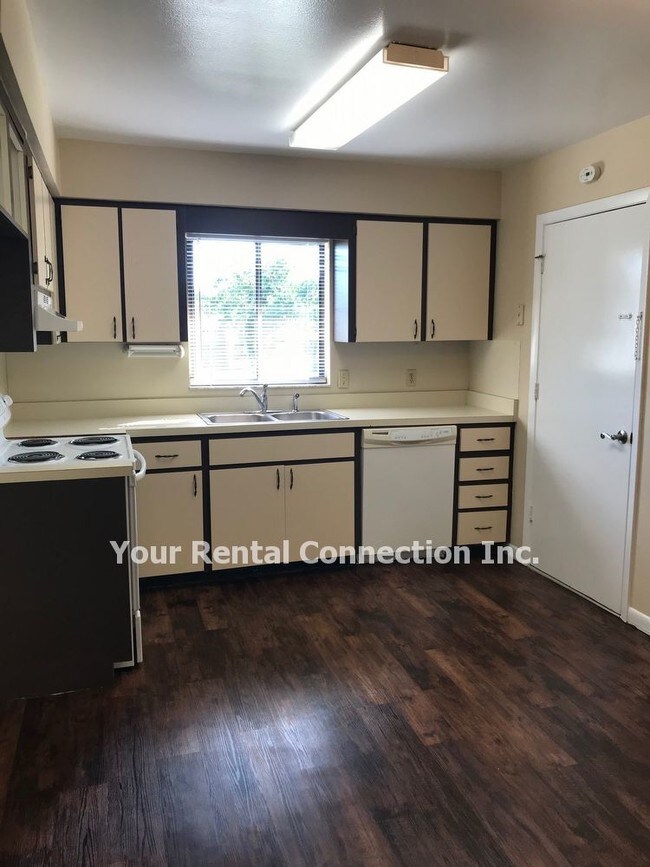 Building Photo - 2055 Woodbriar Loop S