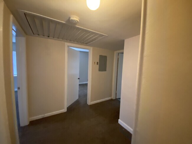 Foto del edificio - FOR RENT 3BR 1BA HOUSE IN ROOSEVELT GARDENS