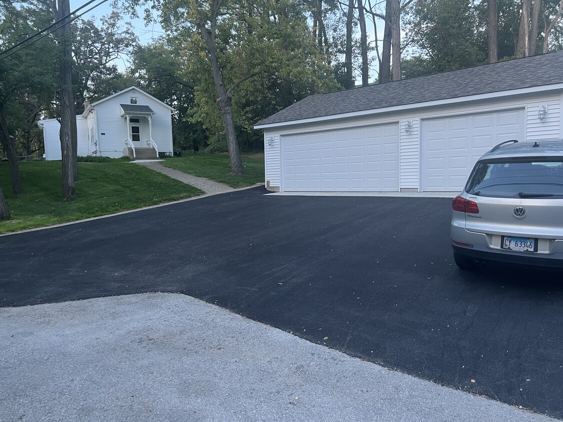 NEW Garage and DrivewayGarage - 1005 Algonquin Road