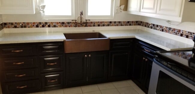 Building Photo - 320 S School St