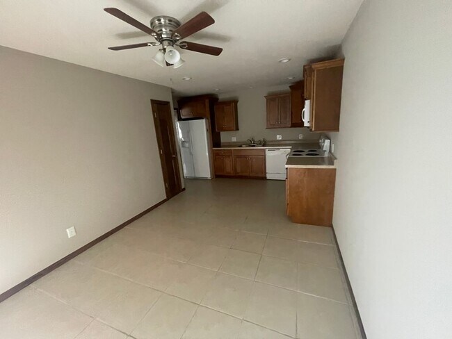 Building Photo - 305 N Dogwood