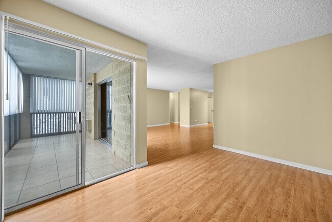 Building Photo - Spacious 2 Bed / 2 Bath Condo in Quiet Denver Community with Pool & Gym