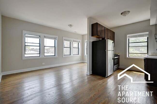 Foto del edificio - 3407 W Fullerton Ave