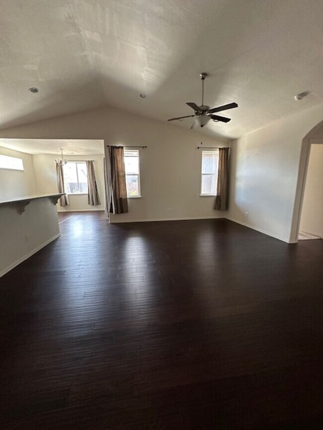 Foto del edificio - Spacious 3-Bedroom Home with Dedicated Off...