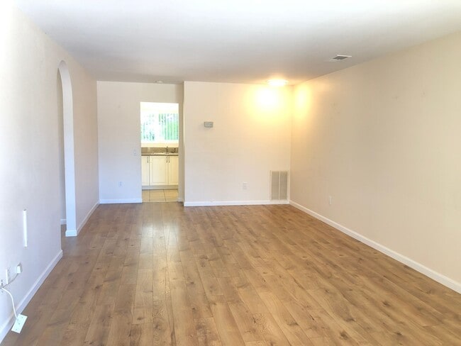 Building Photo - Open Bright and Spacious 2 bed 2 bath in Peacock Hills