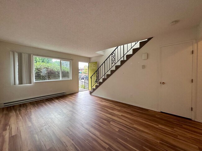 Building Photo - Charming 2-Bedroom Townhome in Sullivan's ...