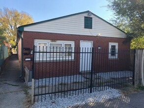 Building Photo - Spacious 2BR/1BA located on the west side of Indy close to downtown