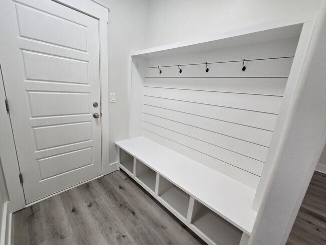 Foto del edificio - End Unit 3/3.5 Townhome w/ Community Pool!