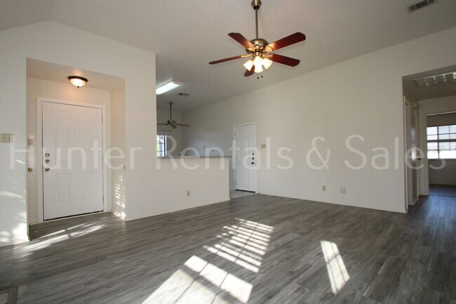 Foto del edificio - Spacious Corner Lot Killeen Home with Fruit-Bearing Backyard Trees