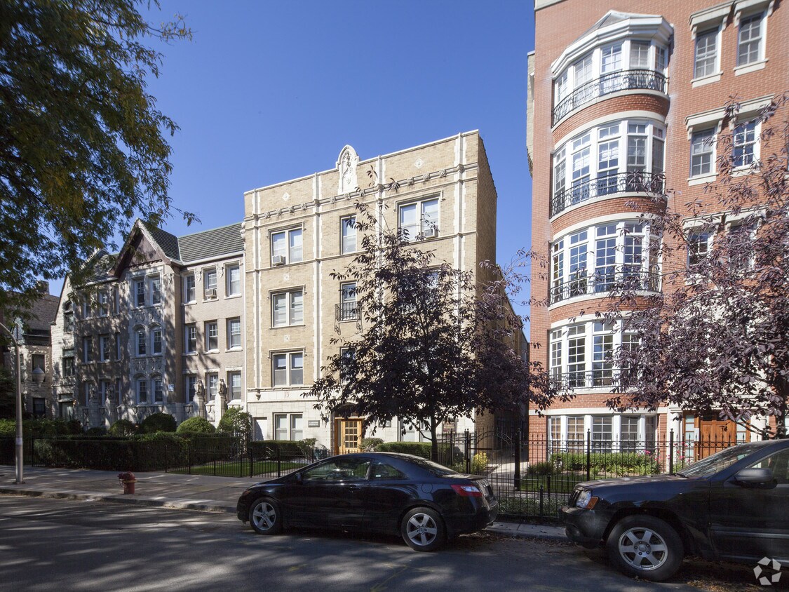 Clarkwood Apartaments - 640 W Wrightwood Ave