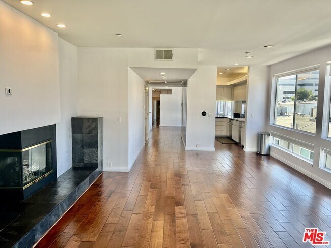 Building Photo - 2237 S Bentley Ave