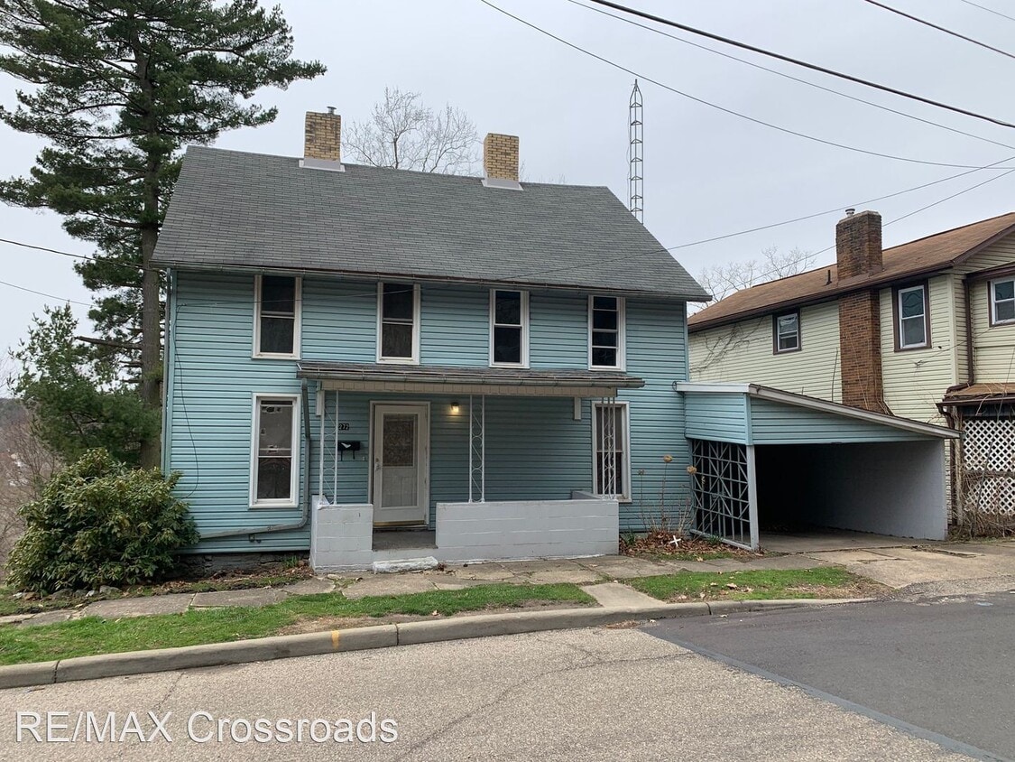 Primary Photo - 4 br, 1 bath House - 272 S.Water St.