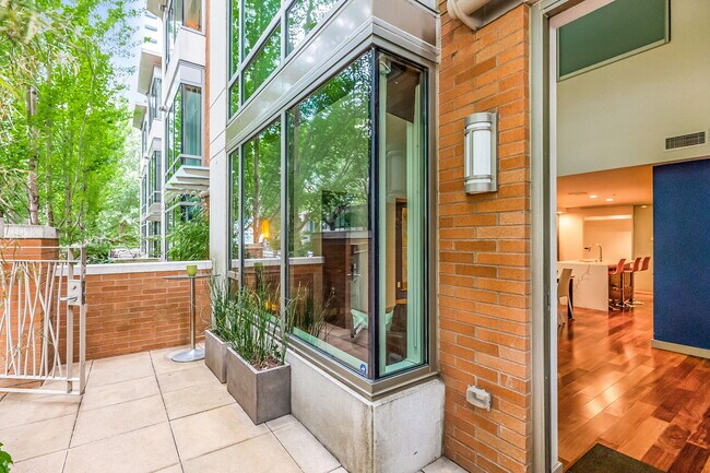 Building Photo - 910 Lenora St