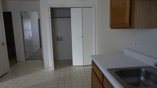 Building Photo - 1801 Cedarhill Dr