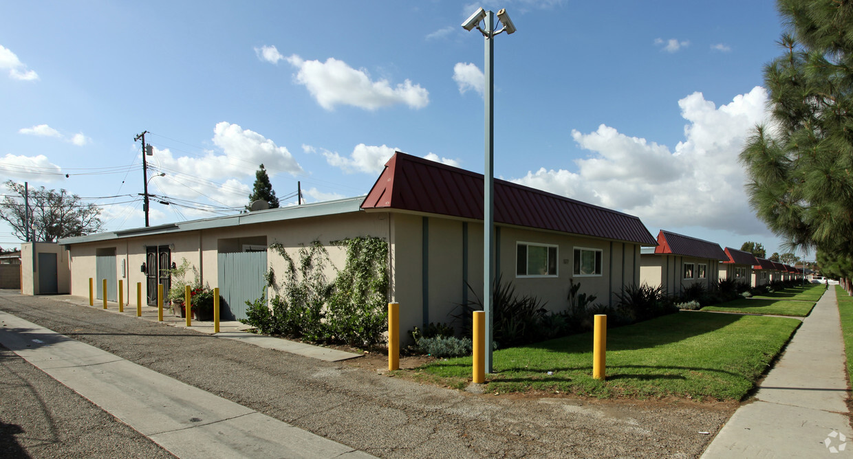 Primary Photo - Walnut Street Apartments