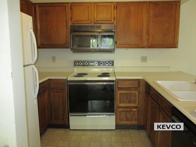 Building Photo - Four Bedroom Single Family Home