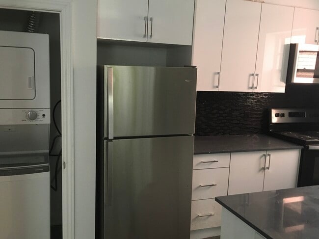 Building Photo - Little Italy - College Street 2 Bedroom Apartment / corner Palmerston Blvd.