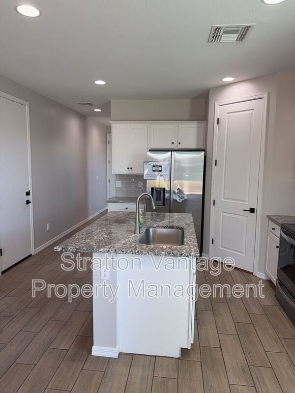 Building Photo - 36005 W San Clemente Ave