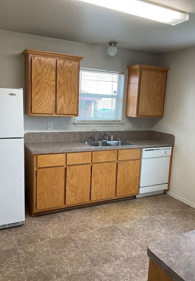 Foto del edificio - NEW IN MANAGEMENT - AVAILABLE NOW!