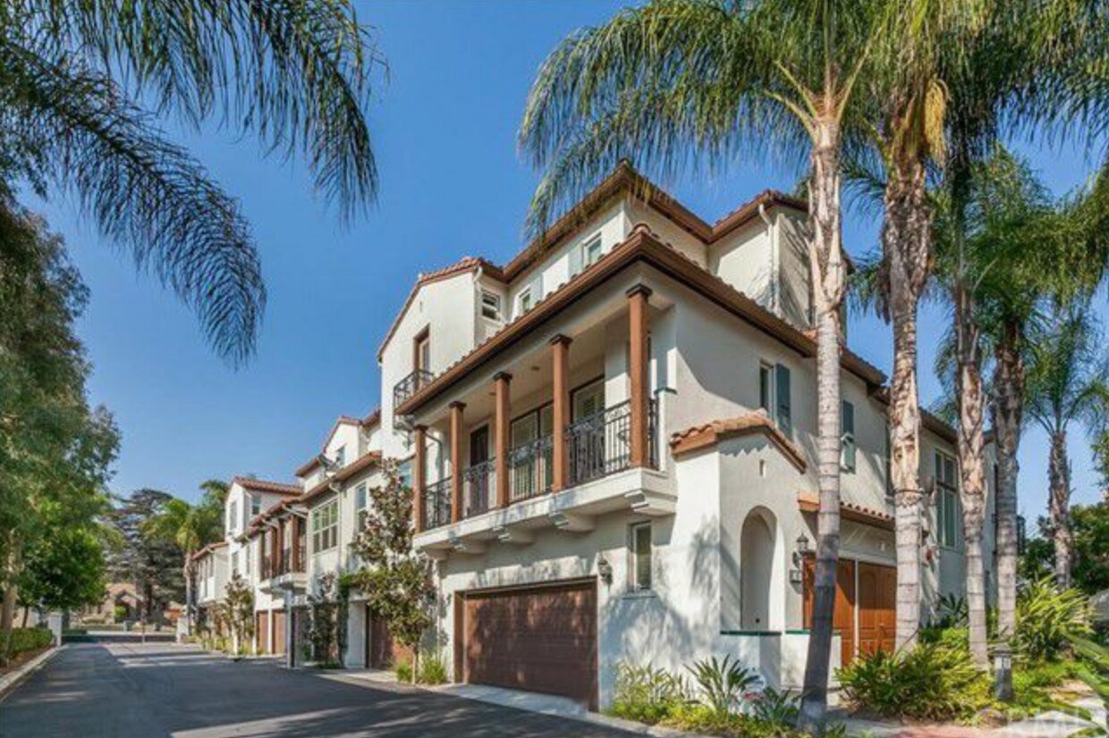 2460 E Villa Street 8, Pasadena, CA 91107 Townhome Rentals in