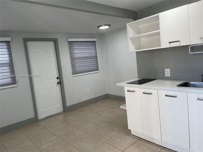 Foto del edificio - 736 NW 22nd Ct