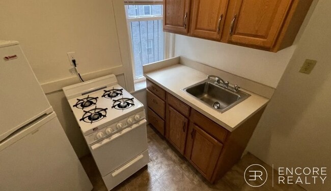 Building Photo - 143 Park Dr