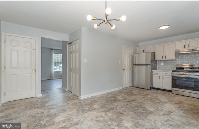 Building Photo - 330 Charles Cir