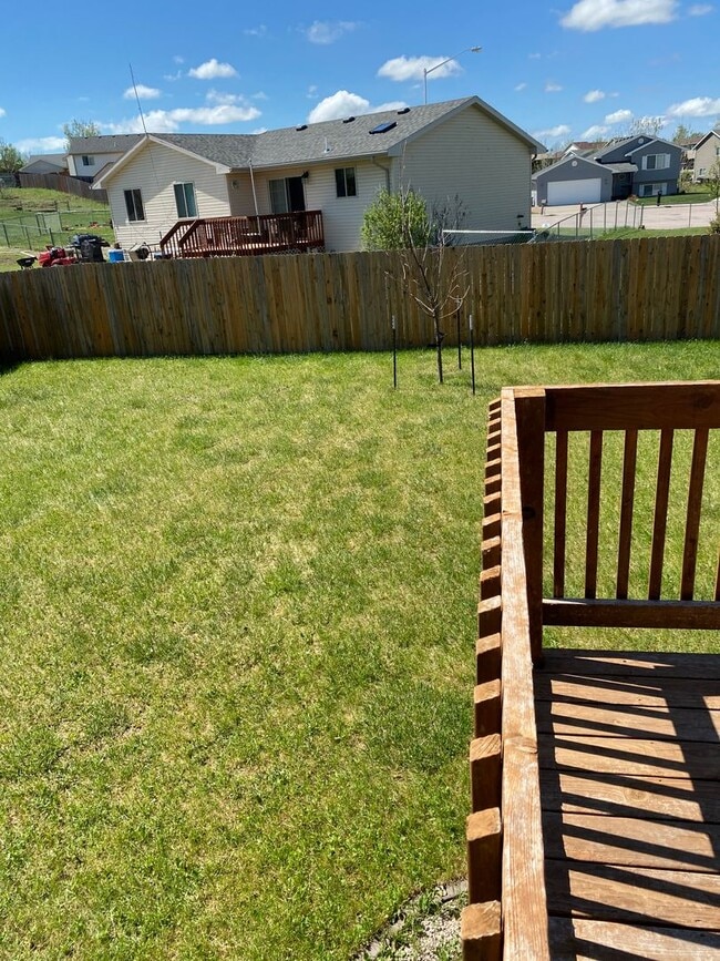 Building Photo - ~ FALL SPECIAL ~ Beautiful 3 Bedroom, 2 Ba...