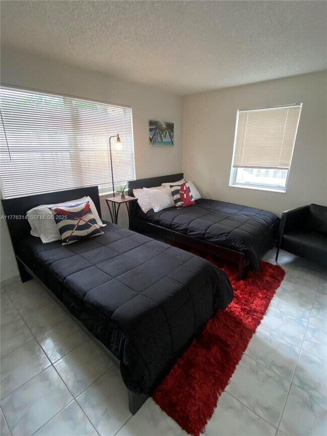 Foto del edificio - 3210 Canal Dr