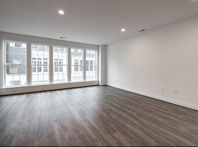 Building Photo - 321 Parade St