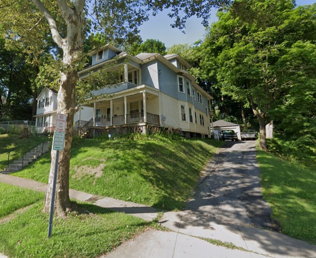 Building Photo - Second Floor 3 Bedroom Flat Available Augu...