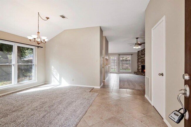 Building Photo - 8623 Greenleaf Lake Dr