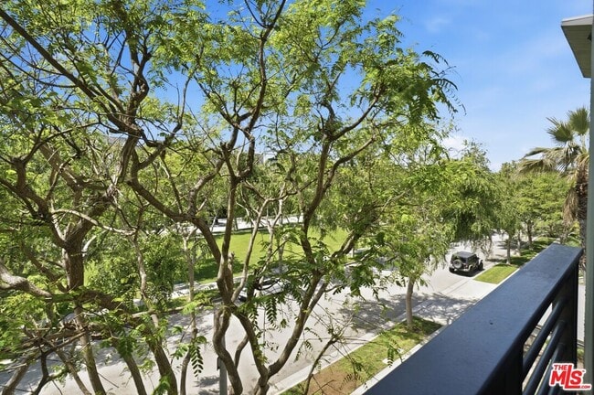Building Photo - 6400 Crescent Prk E