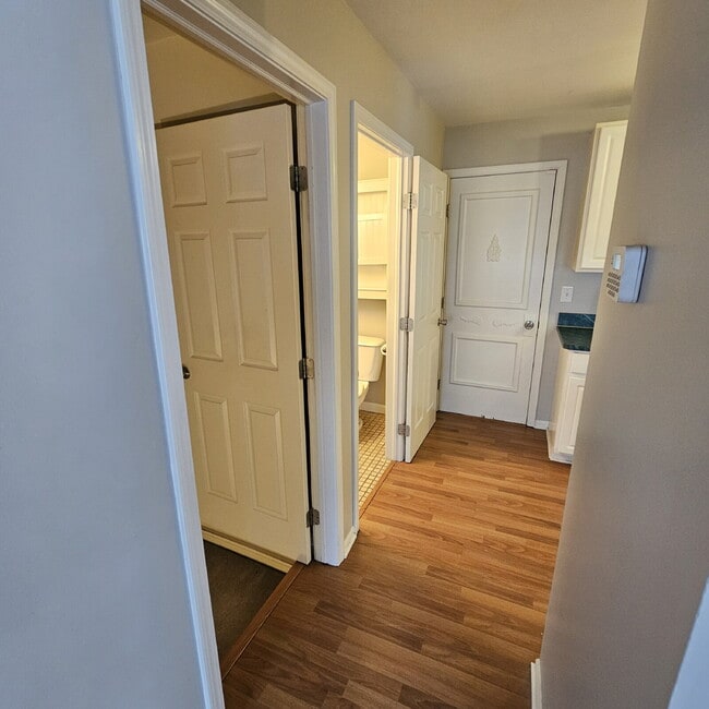 Foto del edificio - 2 Bedroom, 1.5 Bath Townhouse with Galley Kitchen & All Appliances, Open Living Area, Finished Ba...