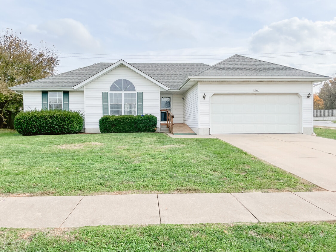 Front - 704 N Cottonwood Ave