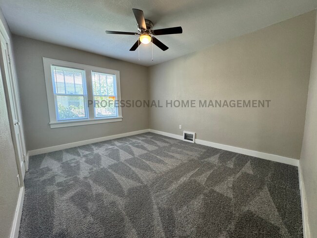 Foto del edificio - Coming soon! Don’t miss your chance on this one-of-a-kind property!