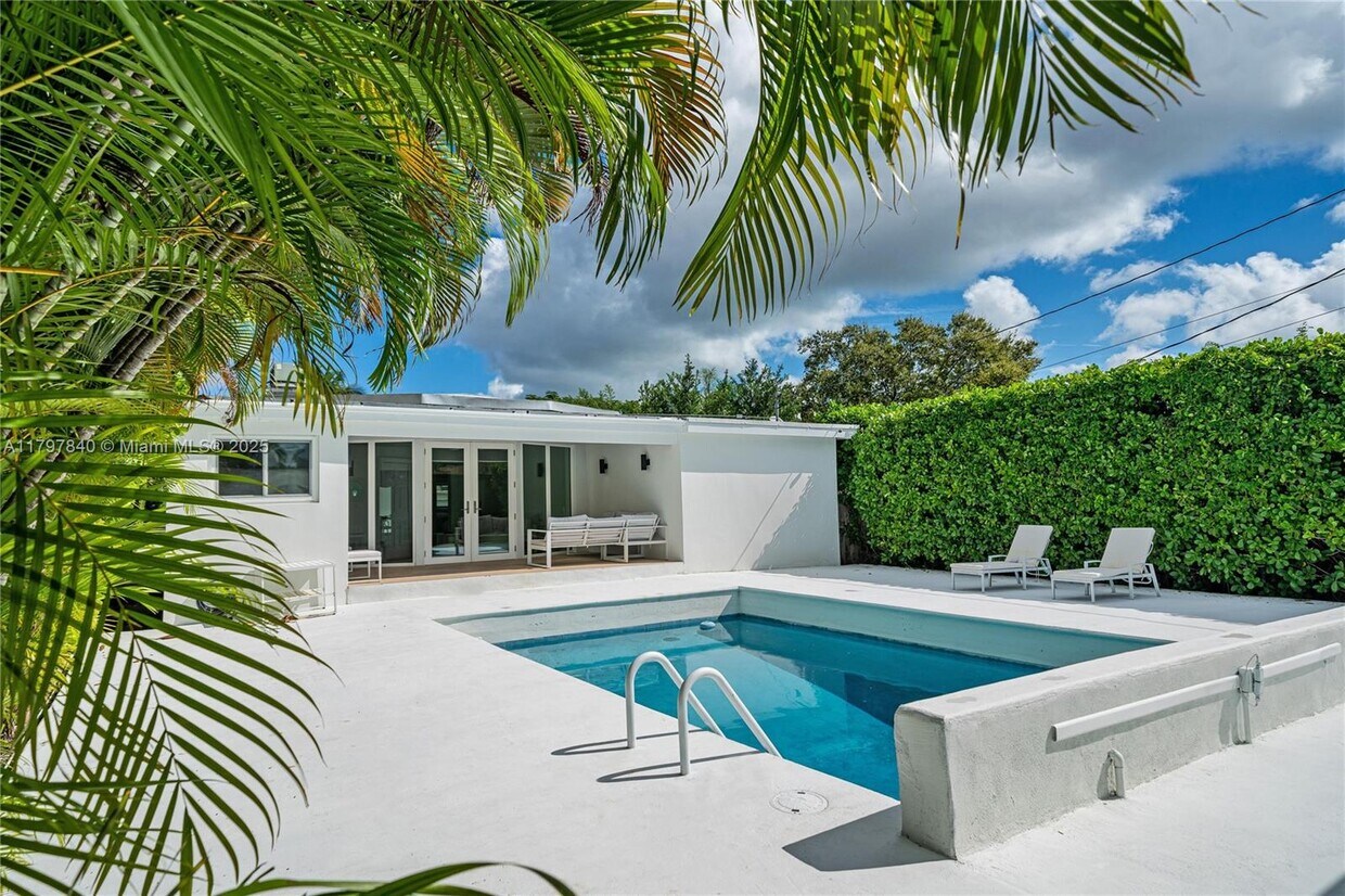 Primary Photo - 730 SW 26th Rd
