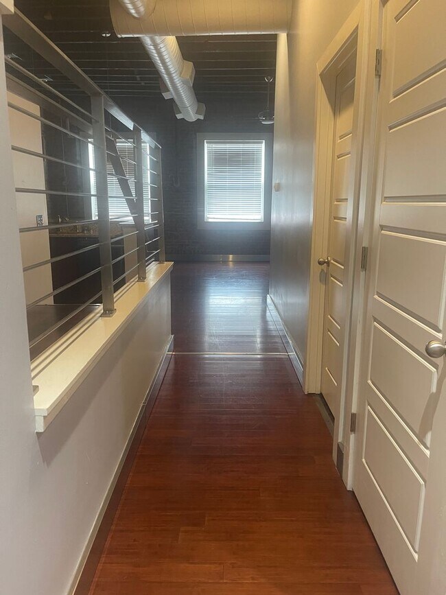 Foto del edificio - Chic Downtown Loft – 2 Bed | 1 Bath | Hear...