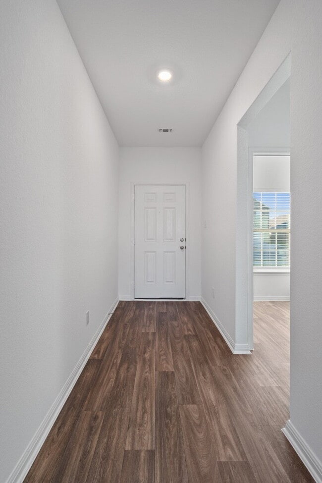 Foto del edificio - Step into a roomy Elgin residence designed for easy living and everyday convenience.
