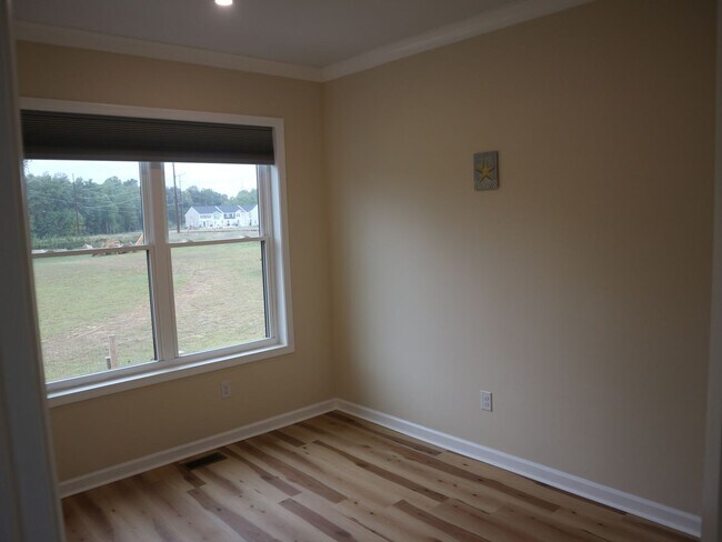 Building Photo - For Rent: Family-Friendly 2-Bedroom Home n...