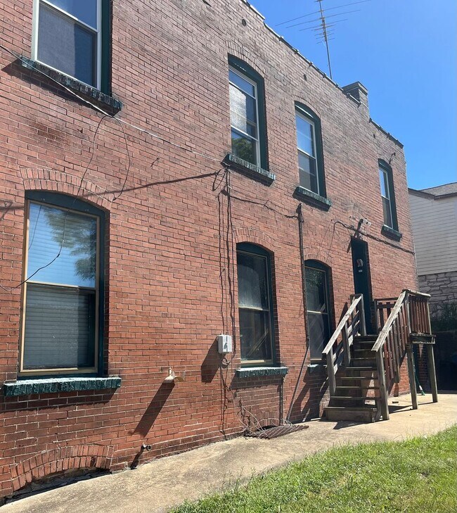 Building Photo - 123 E 6th St
