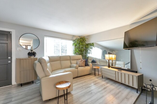 Foto del edificio - Townhome w 2 Fireplaces!