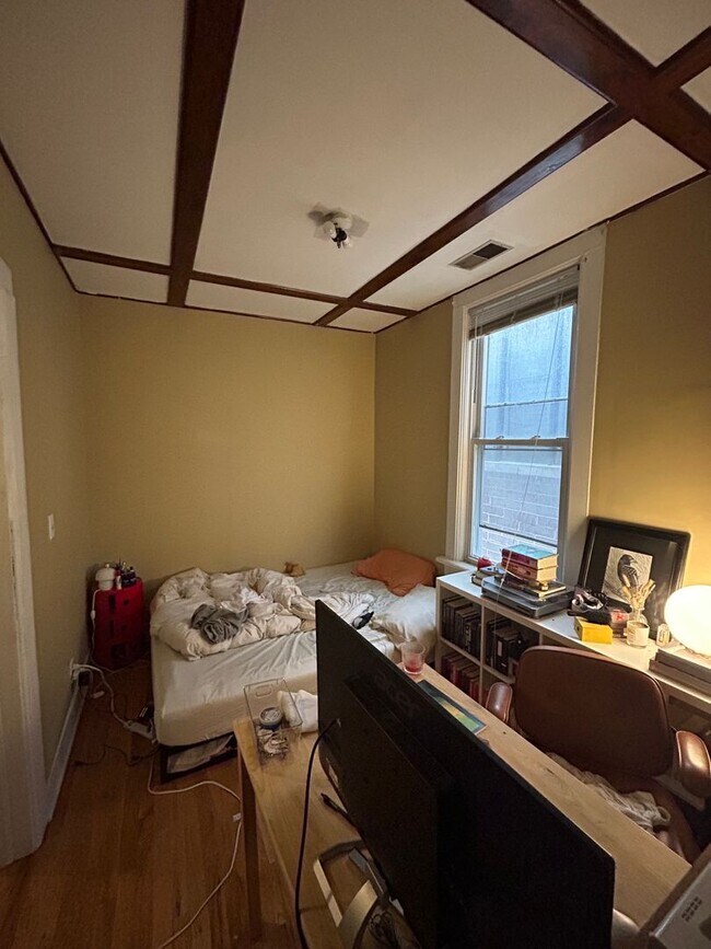 Foto del edificio - 1037 W Newport Ave