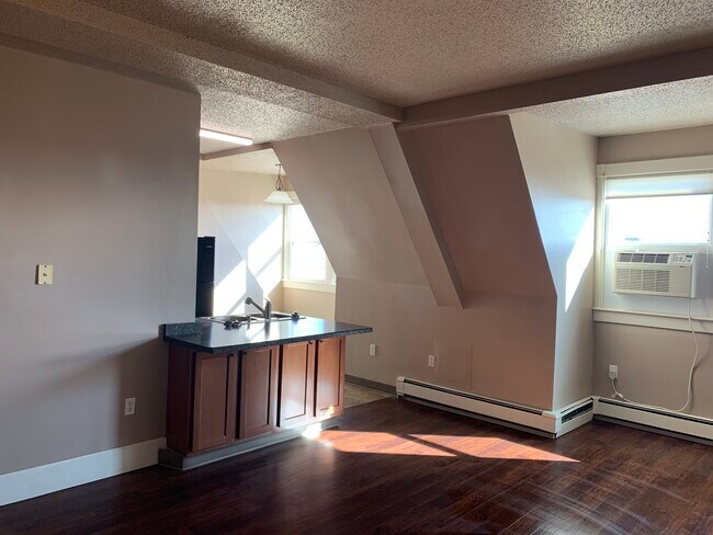 Building Photo - 320 N Lawler St