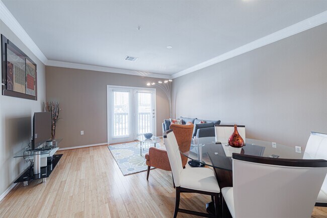 Foto del edificio - 2400 McCue Rd