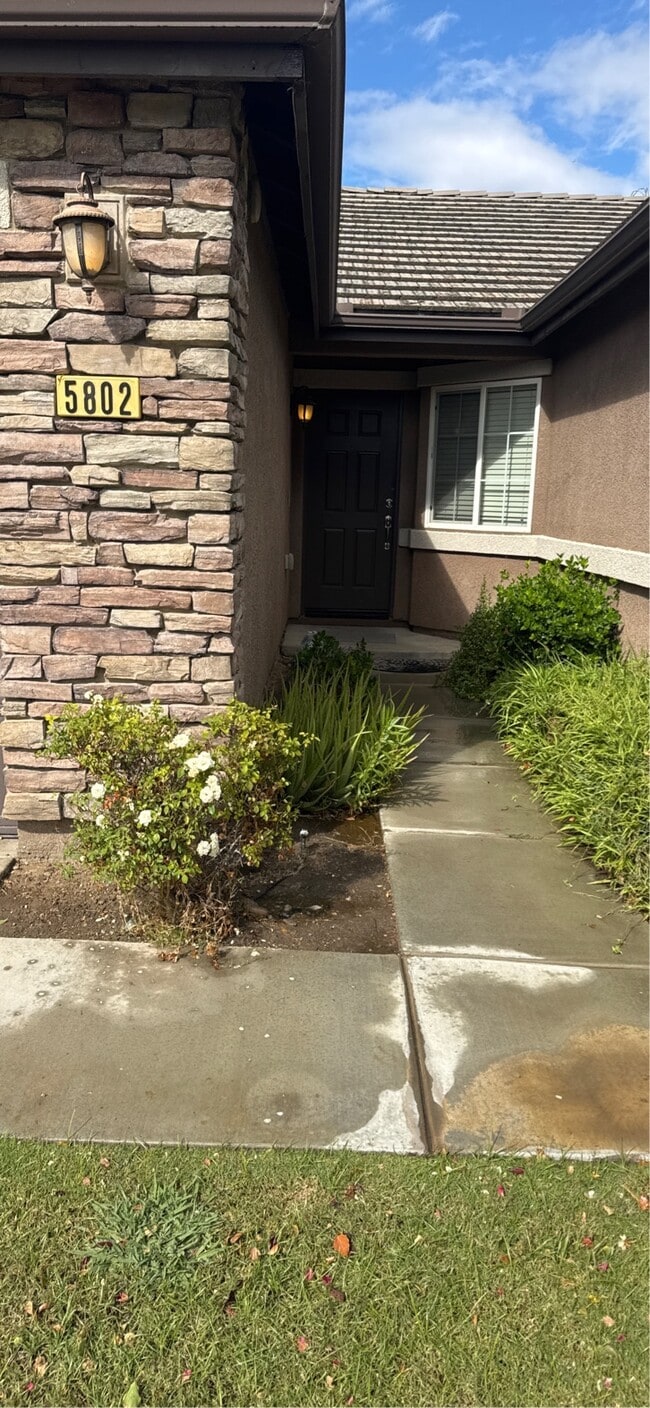 Foto del edificio - 5802 Ashintully Ave