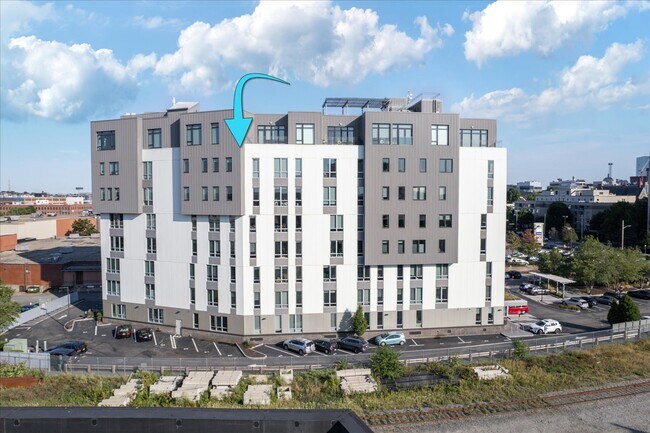 7th floor with views! - 9 Medford St