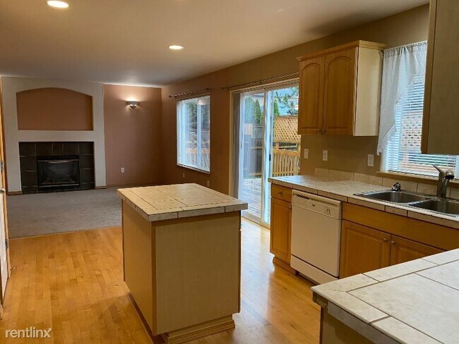 Foto del edificio - 4 br, 2.5 bath House - 7522 56th Pl NE
