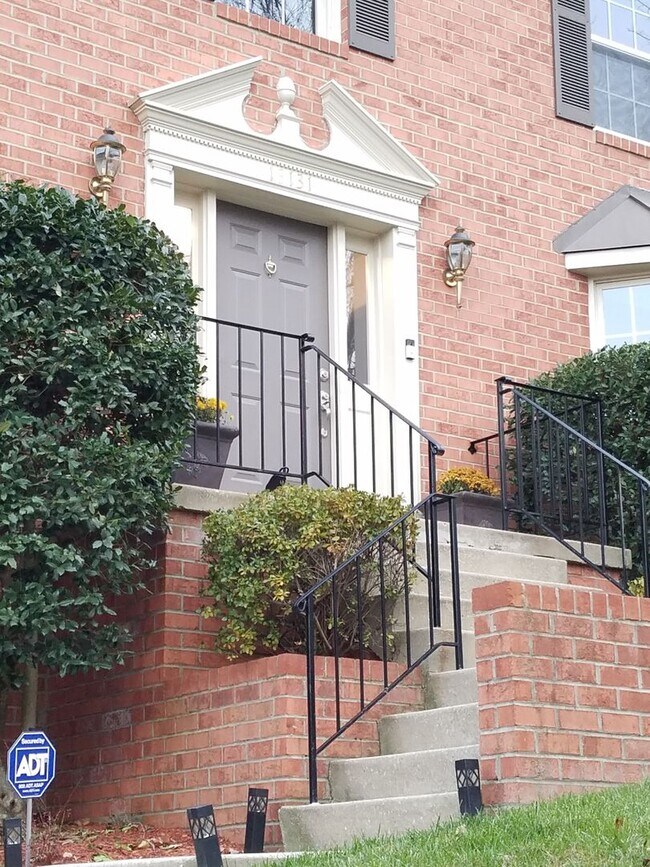Foto del edificio - Extremely Well Maintained SFH ready mid May!